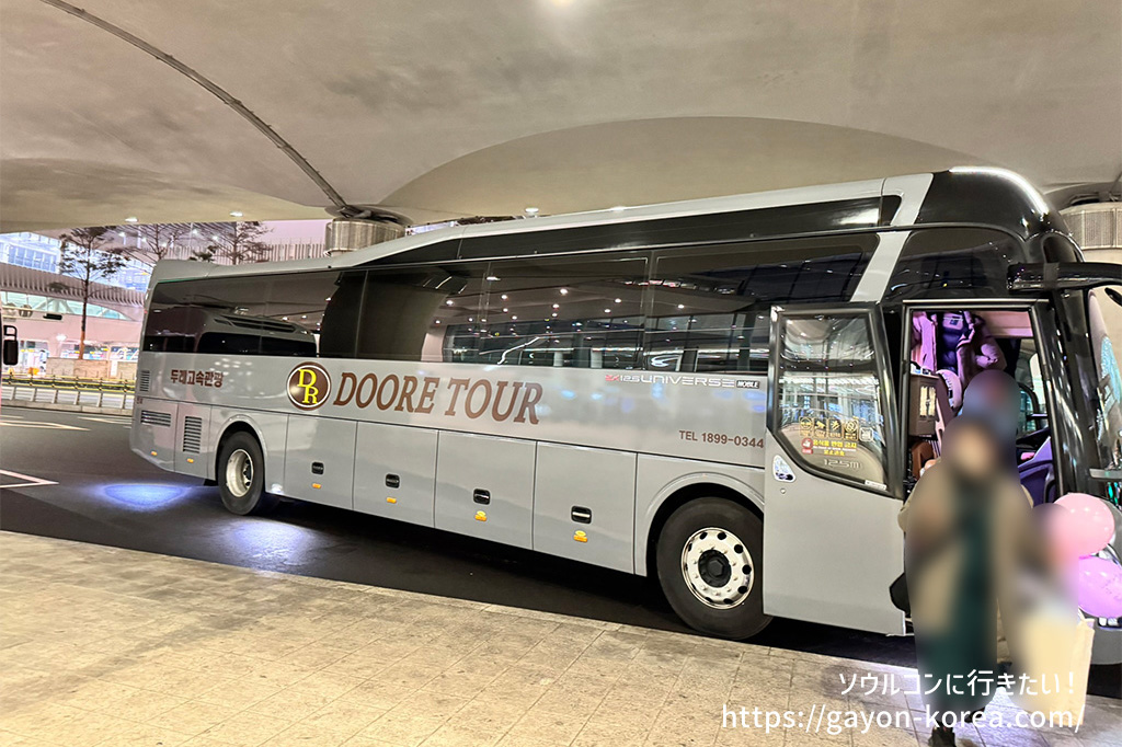 仁川国際空港第2ターミナル行きアリーナシャトルバスーT２に到着