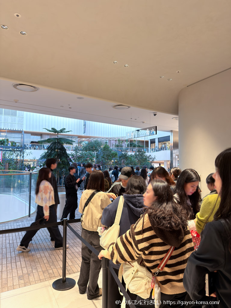 PLAVEポップアップストア VRイベントの入場番号待ちの行列