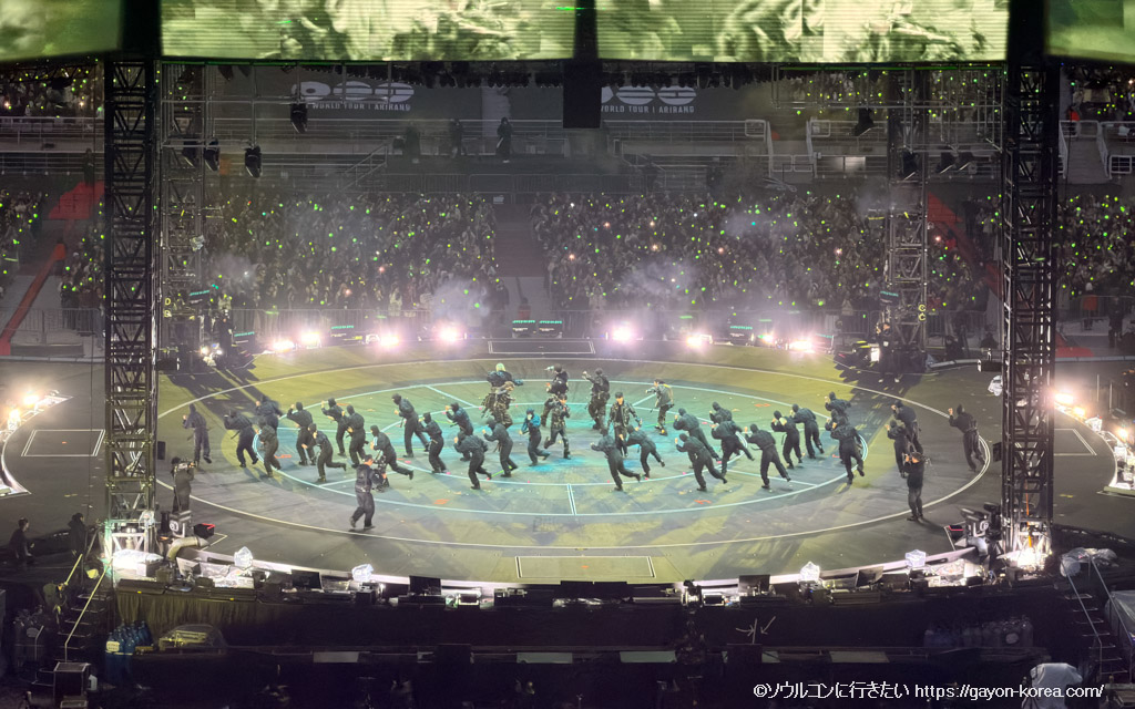 BTS高陽公演、ステージ上で円陣を組んで踊るダンサーたちの様子
