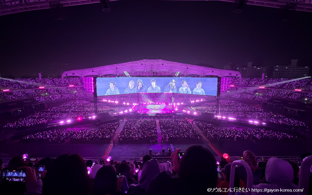 パープルに染まる高陽スタジアムと大型スクリーンに映るBTSメンバー