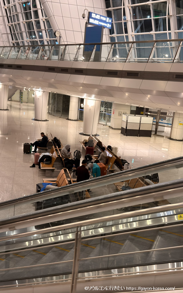 空港泊する人たち（仁川空港第1ターミナル駅のロビーにて）