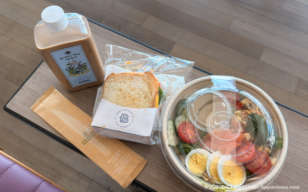 仁川空港の搭乗待ちで食べた朝食(ミルクティー、サンドイッチ、サラダ)