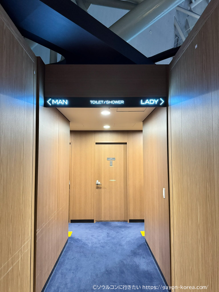 DARAKHYUの共有シャワーとトイレへの案内サイン